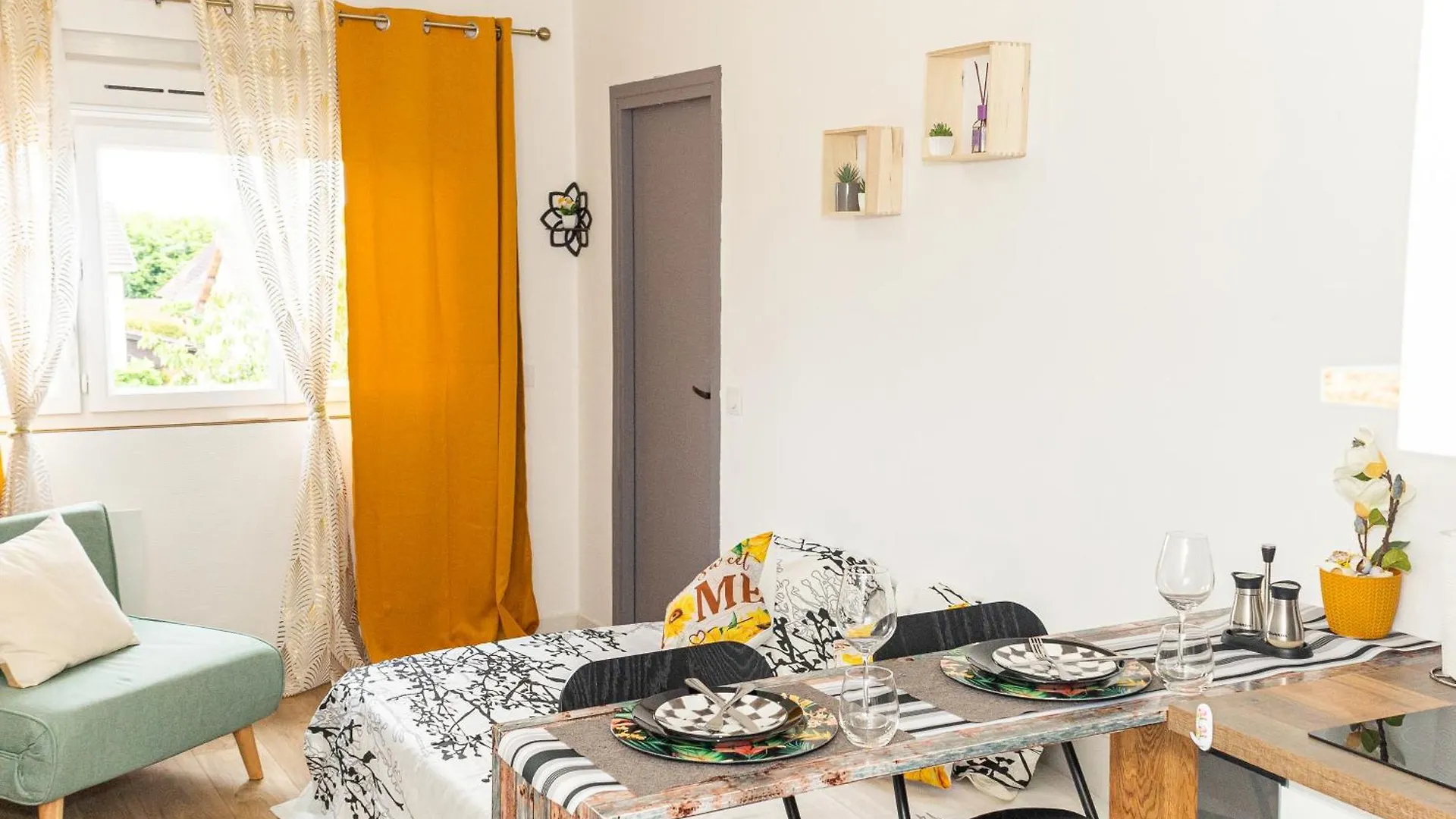 Sky Haven, 5Mins Orly Airport Apartment Athis-Mons 0*,  France